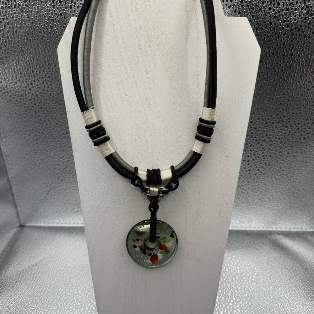 Elegant Black and White Pendant glass round Necklace